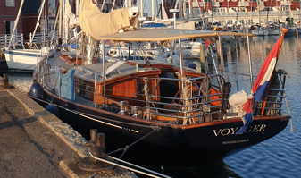 A boat docked at a dock

Description automatically generated