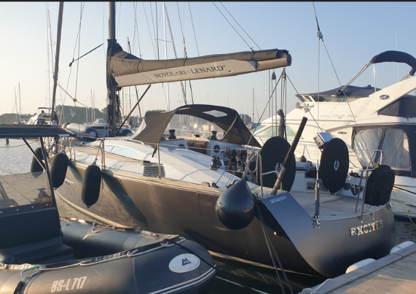 A boat on the water

Description automatically generated