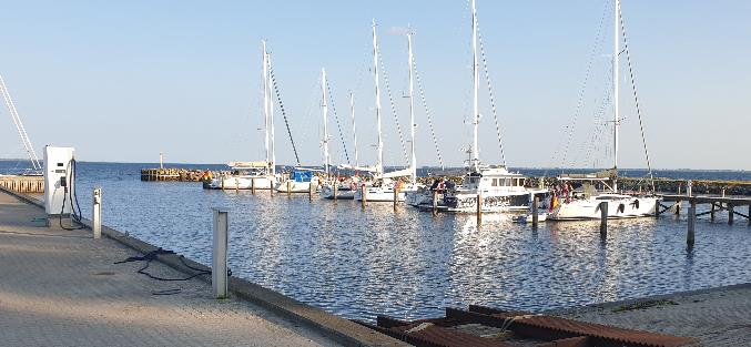 A dock with boats in the water

Description automatically generated